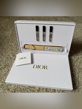NWT Dior White and Gold Lucky Perfume Sample Set with Wooden Fan/Strap
